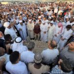 الدعاء بالمغفرة والثبات بعد مواراة جثمان الشيخ يوسف القرضاوي الثرى بمقابر مسيمير بالدوحة (رويترز)