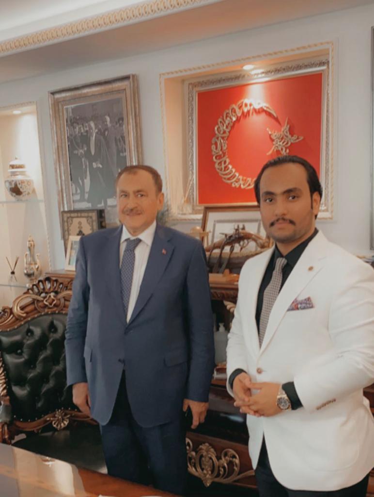 حامد المقطري مع مؤسس دولة تركيا الحديثه معالي الوزير ومستشار الرئيس التركي رجب طيب اردوغان: فيصل إيروغلو