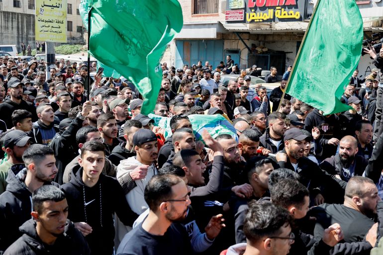 موكب تشييع الشهيد عبد الفتاح حسين خروشة منفذ عملية حوارة (رويترز)