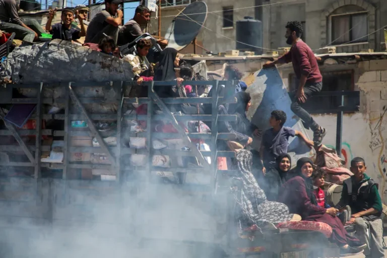 الهجوم الإسرائيلي على رفح أجبر آلاف الفلسطينيين على النزوح مجددا هربا من القتل (رويترز)
