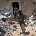 إسرائيل حصلت على كم كبير من المعلومات من أجهزة الحواسيب المحمولة والهواتف النقالة والوثائق التي عثرت عليها في غزة، مستعينة بالذكاء الاصطناعي (رويترز)