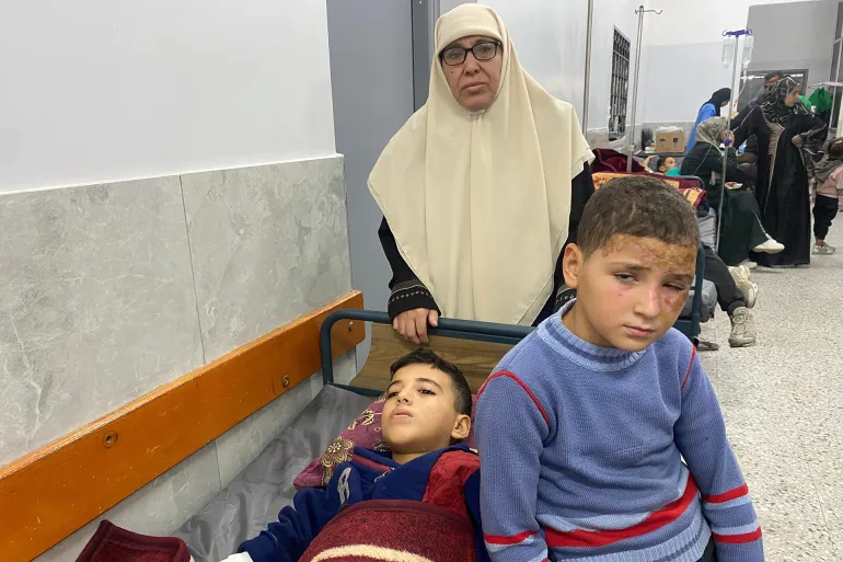 طفلان نجيا مع جدتهما من قصف الاحتلال لمنزلهم في جباليا شمالي القطاع (الجزيرة)