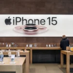 هاتف آيفون 15 من آبل هو الأكثر مبيعا عالميا خلال الربع الثالث من عام 2024 (شترستوك)
