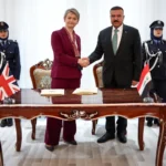 وزير الداخلية العراقي عبد الأمير الشمري يستقبل نظيرته البريطانية إيفيت كوبر في بغداد (رويترز)