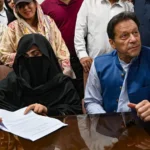 خان وزوجته سبق أن نفيا التهم الموجهة إليهما (الفرنسية)