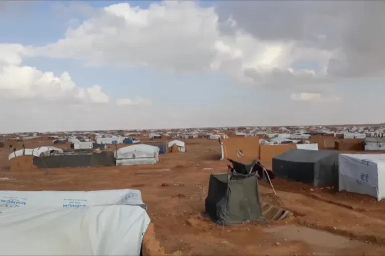 مخيم الركبان يقع في مثلث حدودي بين الأردن وسوريا والعراق (الجزيرة)