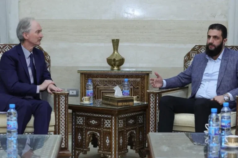 أحمد الشرع (يمين) خلال لقائه بيدرسون في دمشق (الأناضول)