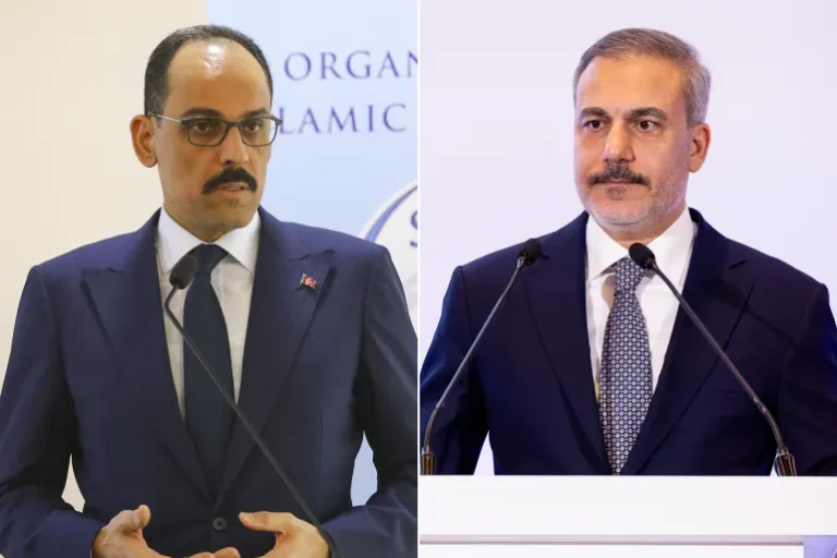 فيدان (يمين) وقالن سيلتقيان مسؤولين في الإدارة السورية بدمشق بحسب مواقع إخبارية تركية (غيتي)