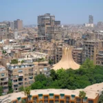 منظر عام لأحد أحياء القاهرة حيث يبدو الاكتظاظ الكثيف (غيتي)