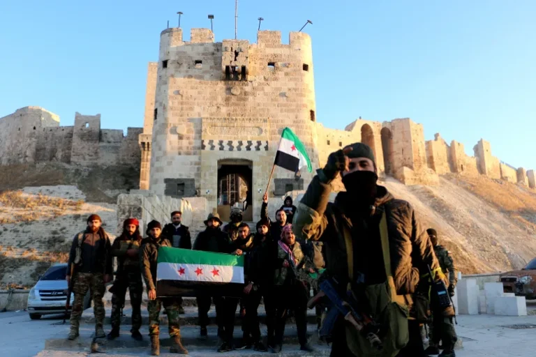 هيئة تحرير الشام قالت إنها ستسلم حلب لإدارة مدنية (الأناضول)