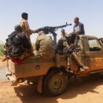 الجيش السوداني أكد السيطرة على قاعدة الزرق فيما قالت قوات الدعم السريع إنها تمكنت من طرد عناصره (رويترز)