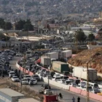 سوريون يحاولون العودة إلى بلدهم عبر معبر المصنع مع لبنان (رويترز)