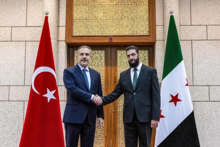 القائد العام للإدارة السورية الجديدة (يمين) مع وزير الخارجية التركي في دمشق (الفرنسية)