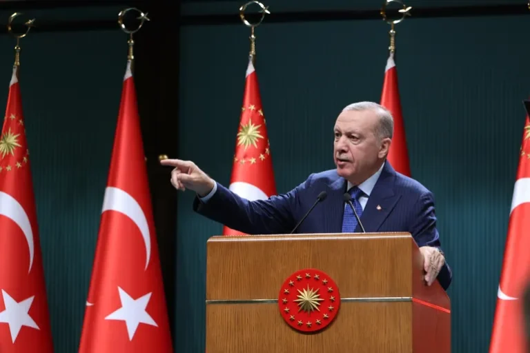 أردوغان: أقول للشعب السوري إن تركيا تقف إلى جانبكم اليوم وغدا وفي المستقبل (الأناضول)