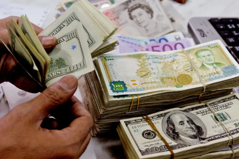 خبراء اقتصاديون توقعوا أن يستغرق تعافي الليرة السورية بعض الوقت (رويترز)