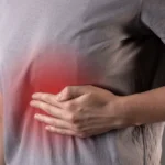 آلام الجزء العلوي من البطن بعد تناول الطعام لها ‫أسباب عديدة (شترستوك)
