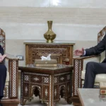 الشرع (يمين) يستقبل مسؤولا بريطانيا في دمشق (الفرنسية)
