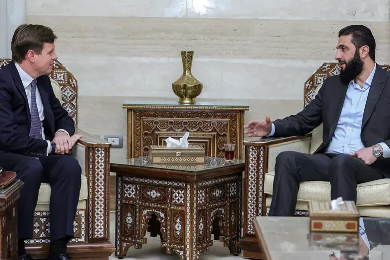 الشرع (يمين) يستقبل مسؤولا بريطانيا في دمشق (الفرنسية)
