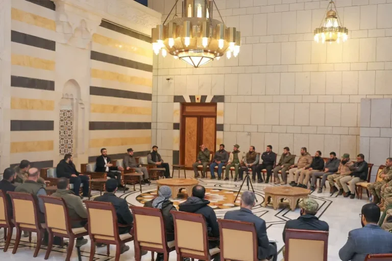الشرع التقى قادة الفصائل المسلحة في دمشق وناقش معهم شكل المؤسسة العسكرية الجديدة (إدارة العمليات العسكرية)