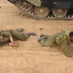 جنديان إسرائيليان ممن أسرتهم المقاومة الفلسطينية في بداية انطلاق عملية طوفان الأقصى في 7 أكتوبر/تشرين الأول 2023 (مواقع التواصل الاجتماعي)