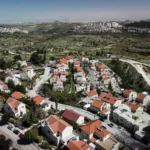 "التمييز العنصري الرقمي" مصطلح يشير لحرمان الفلسطينيين من خدمات شائعة مثل خرائط غوغل (رويترز)