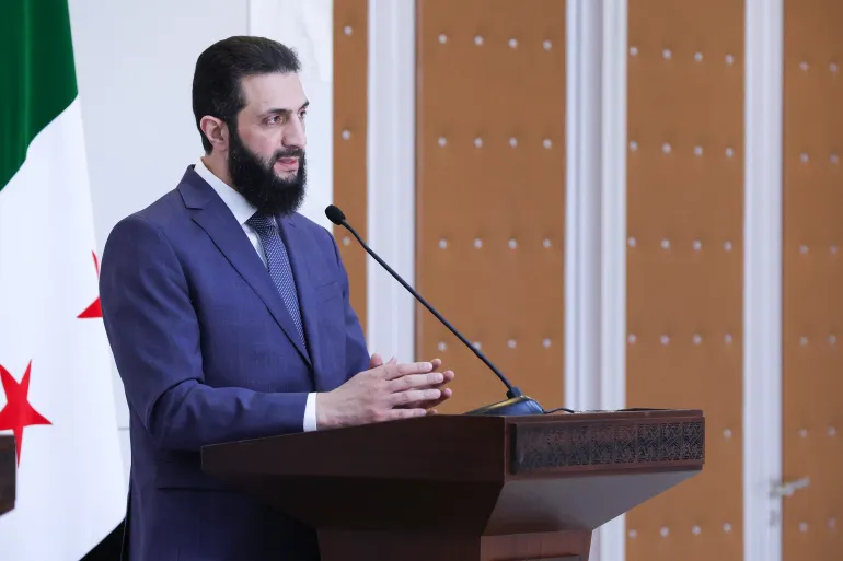 أحمد الشرع يتحدث في مؤتمر صحفي سابق في دمشق (الأناضول-أرشيف)