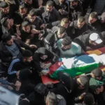 تشييع جثمان الشهيد الفلسطيني محمد عامر في مخيم بلاطة شرقي نابلس أمس (غيتي)