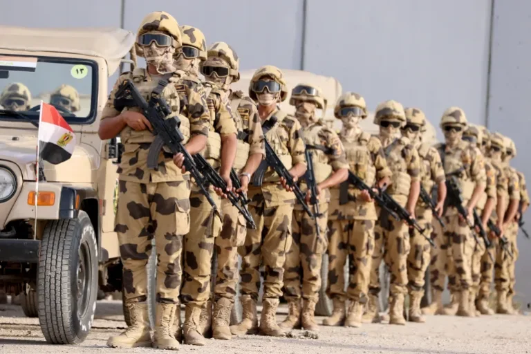 مصر احتلت المرتبة الأولى عربيا من حيث القوة العسكرية تليها السعودية والجزائر (رويترز)