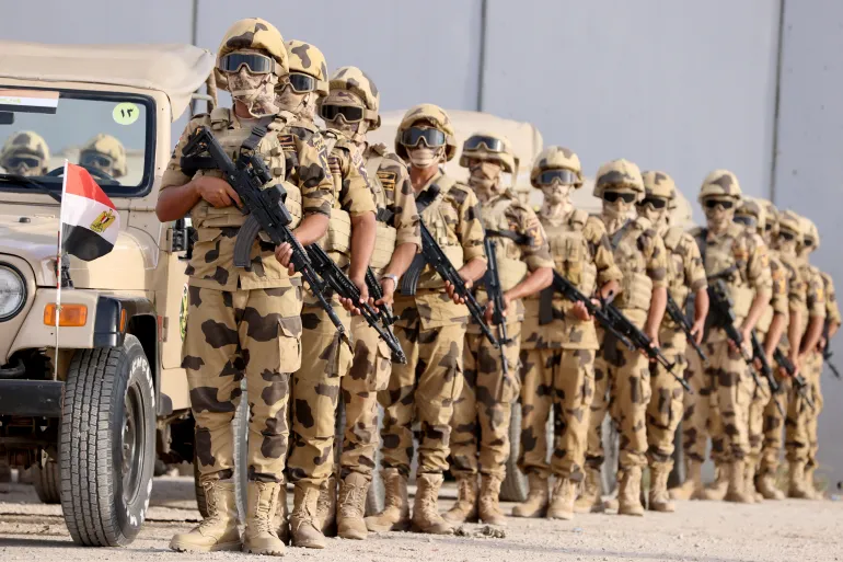 مصر احتلت المرتبة الأولى عربيا من حيث القوة العسكرية تليها السعودية والجزائر (رويترز)