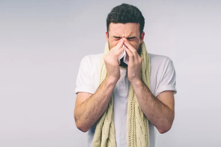 يمكن بشكل مبسط اعتبار أن موجة الإنفلونزا بدأت عندما يتم الكشف عن فيروسات الإنفلونزا (إيه أو بي) في واحدة من كل 5 عينات مرضى (شترستوك)