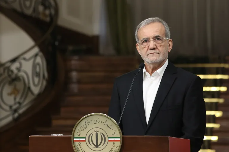 بزشكيان أشار إلى فتوى قديمة للمرشد الأعلى الإيراني تحظر استخدام الأسلحة النووية (الأناضول)