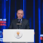 أردوغان في مؤتمر لحزب العدالة والتنمية عدّد الإنجازات الاقتصادية التي حققتها بلاده خلال 22 عاما من الحكم (الأناضول)