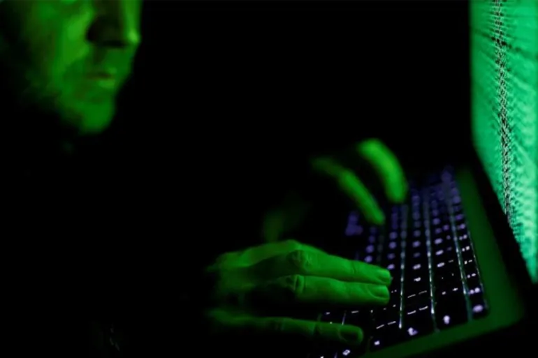 ما تقوم به شركات سماسرة بيانات المستخدمين يعد اختراقا واضحا للخصوصية (رويترز)