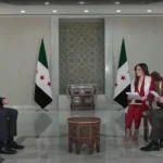 الرئيس السوري أحمد الشرع (يسار) خلال مقابلة خاصة مع التلفزيون السوري في 3 فبراير/شباط 2025 (التلفزيون السوري)
