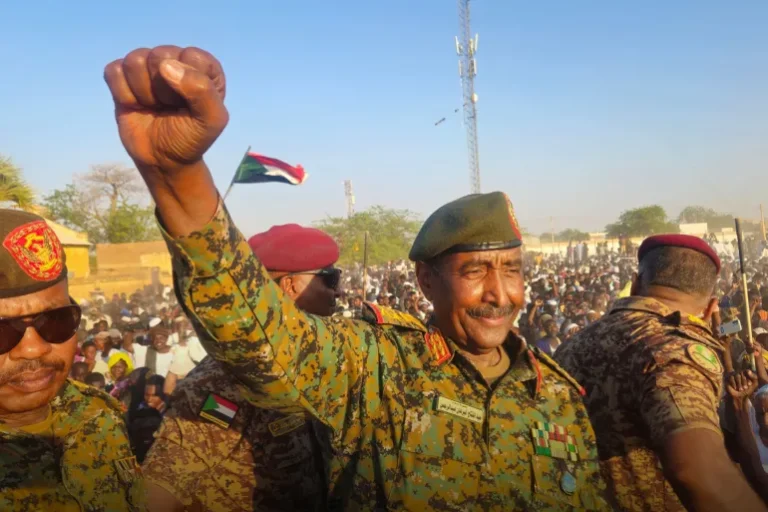 البرهان يزور أم روابة ثاني أكبر مدينة في ولاية شمال كردفان بعد تحريرها من قوات الدعم السريع (وكالات)