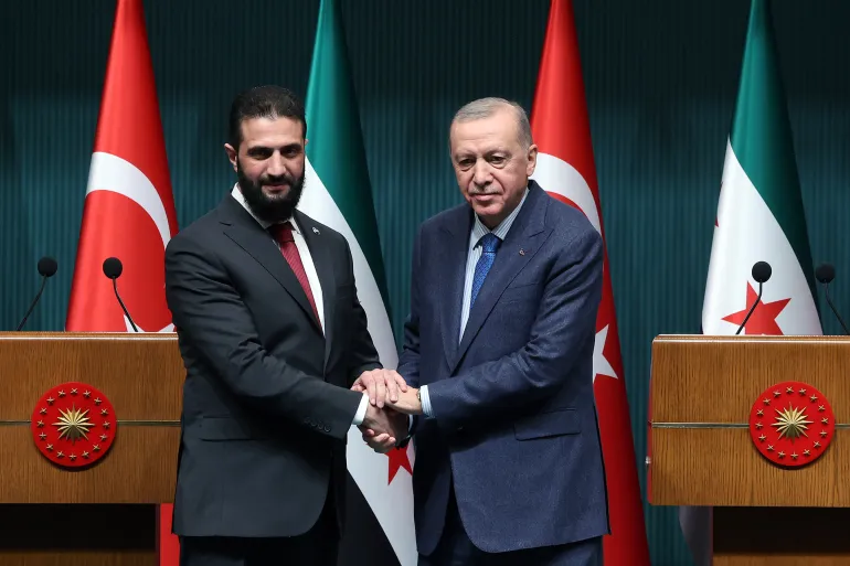 الرئيس التركي رجب طيب أردوغان (يمين) والسوري أحمد الشرع في مؤتمر صحفي مشترك (الرئاسة التركية)