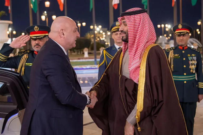 ولي العهد السعودي الأمير محمد بن سلمان يستقبل في الرياض الرئيس اللبناني جوزيف عون (رويترز)