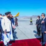 وزير الخارجية الأفغاني أمير خان متقي يستقبل نظيره الصيني وانغ يي في مطار كابل (الإعلام الحكومي)