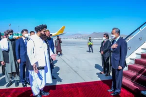 وزير الخارجية الأفغاني أمير خان متقي يستقبل نظيره الصيني وانغ يي في مطار كابل (الإعلام الحكومي)