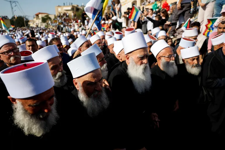 وفد كبير من مشايخ الدروز السوريين زار الجولان المحتل في منتصف مارس/آذار (رويترز)