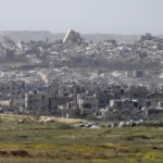 ترامب برر الدعوة لنقل الفلسطينيين خارج غزة بأنها لم تعد صالحة للعيش (غيتي)