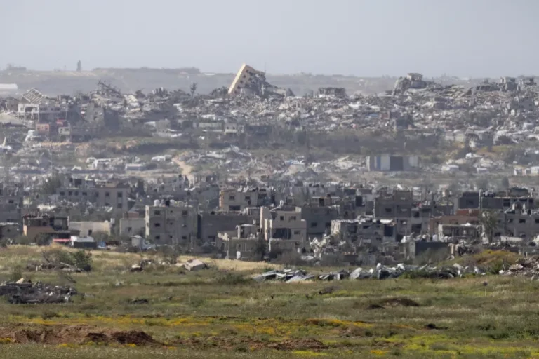 ترامب برر الدعوة لنقل الفلسطينيين خارج غزة بأنها لم تعد صالحة للعيش (غيتي)