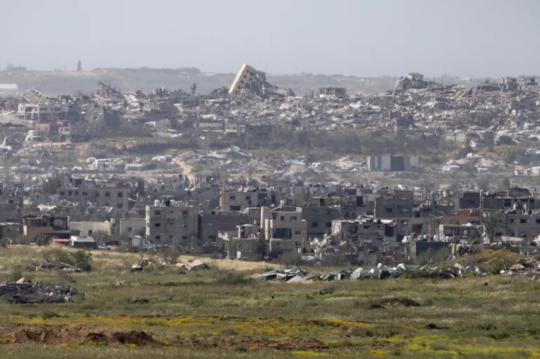 ترامب برر الدعوة لنقل الفلسطينيين خارج غزة بأنها لم تعد صالحة للعيش (غيتي)