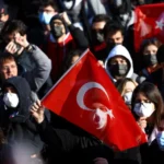 طلاب جامعيون شاركوا في احتجاج على اعتقال رئيس بلدية إسطنبول أكرم إمام أوغلو (رويترز)