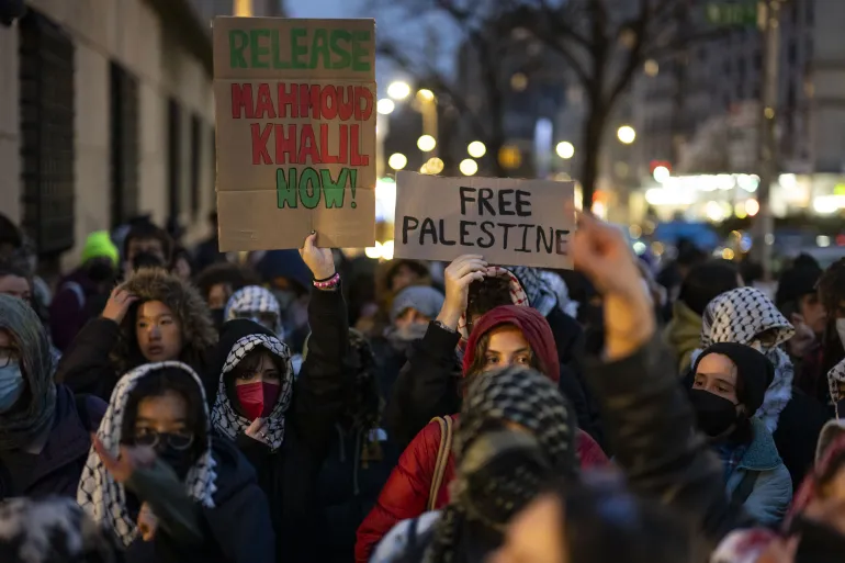 السلطات الأميركية تستهدف قادة الحراك الطلابي الرافض للحرب الإسرائيلية على قطاع غزة (الأناضول)