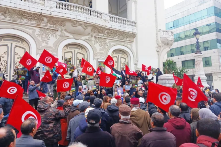 وقفة احتجاجية سابقة تطالب بالإفراج عن المعتقلين السياسيين بينهم قيادات من حركة النهضة (الجزيرة)