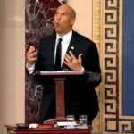 السيناتور الأميركي الديمقراطي كوري بوكر خلال خطابه أمام مجلس الشيوخ (رويترز)