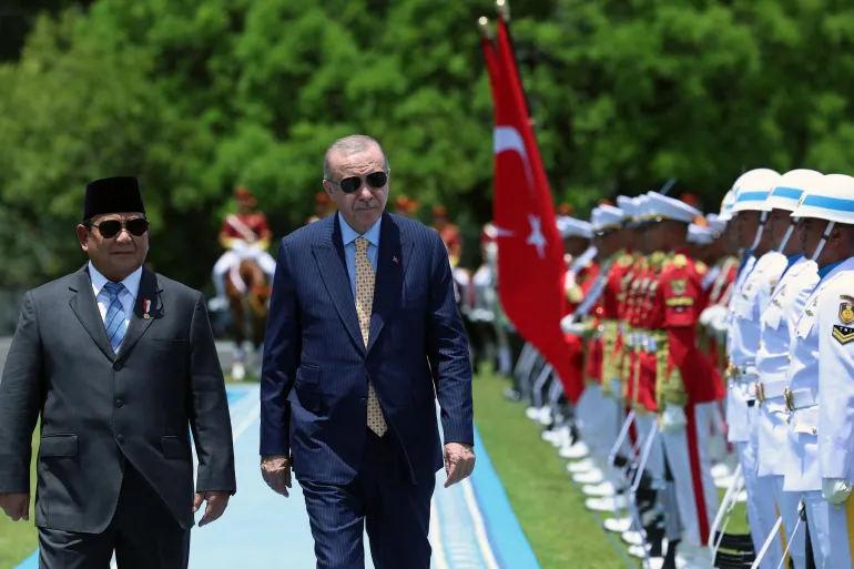 الرئيس الإندونيسي برابوو سوبيانتو (يسار) يستقبل الرئيس أردوغان لدى وصوله جاكرتا في فبراير/شباط الماضي (الرئاسة التركية)