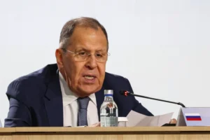 لافروف يتحدث في افتتاح الاجتماع الدولي الـ13 لكبار المسؤولين المعنيين بقضايا الأمن، في المركز الوطني الروسي بموسكو (الأوروبية)