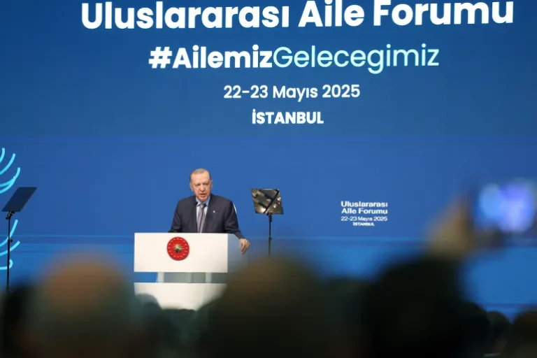 الرئيس التركي رجب طيب أردوغان يتحدث في منتدى الأسرة بإسطنبول (الأناضول)